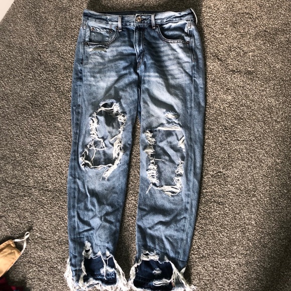AE High Rise Ripped Girlfriend Jean Lightwash - Picture 1 of 6
